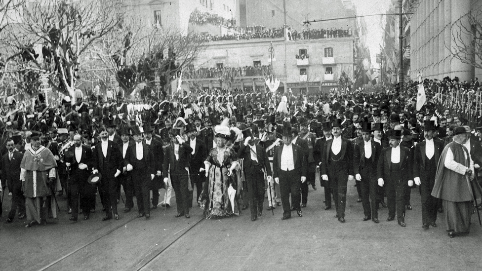 La Infanta de España desfila por Buenos Aires.