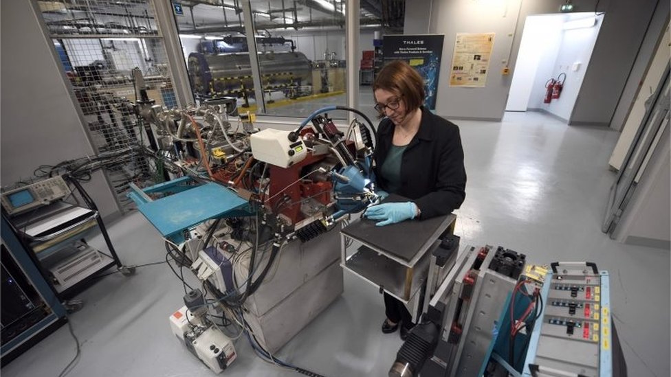 Se invirtieron US$2,5 millones en la nueva versión del acelerador. Una mujer trabaja con el acelerador