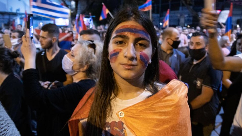 Protestas en contra del conflicto y en favor de Armenia en Salónica, Grecia, durante los enfrentamientos de 2020.