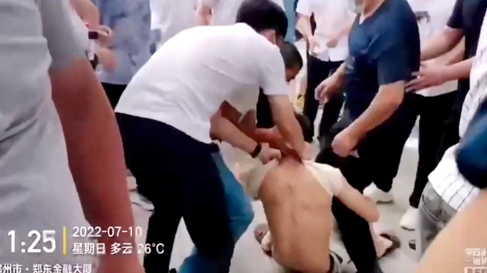 河南村鎮銀行維權儲戶在中國人民銀行鄭州支行外被不明身份人士毆打（10/7/2022）