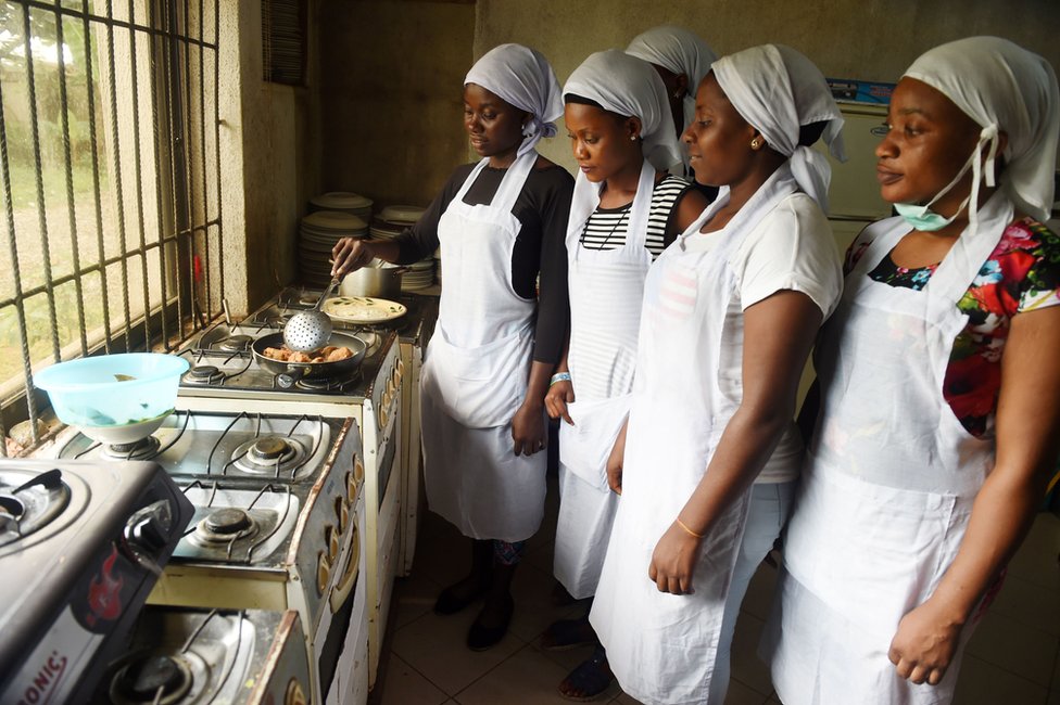 Женщины учатся готовить в неправительственной организации в Бенине, Нигерия