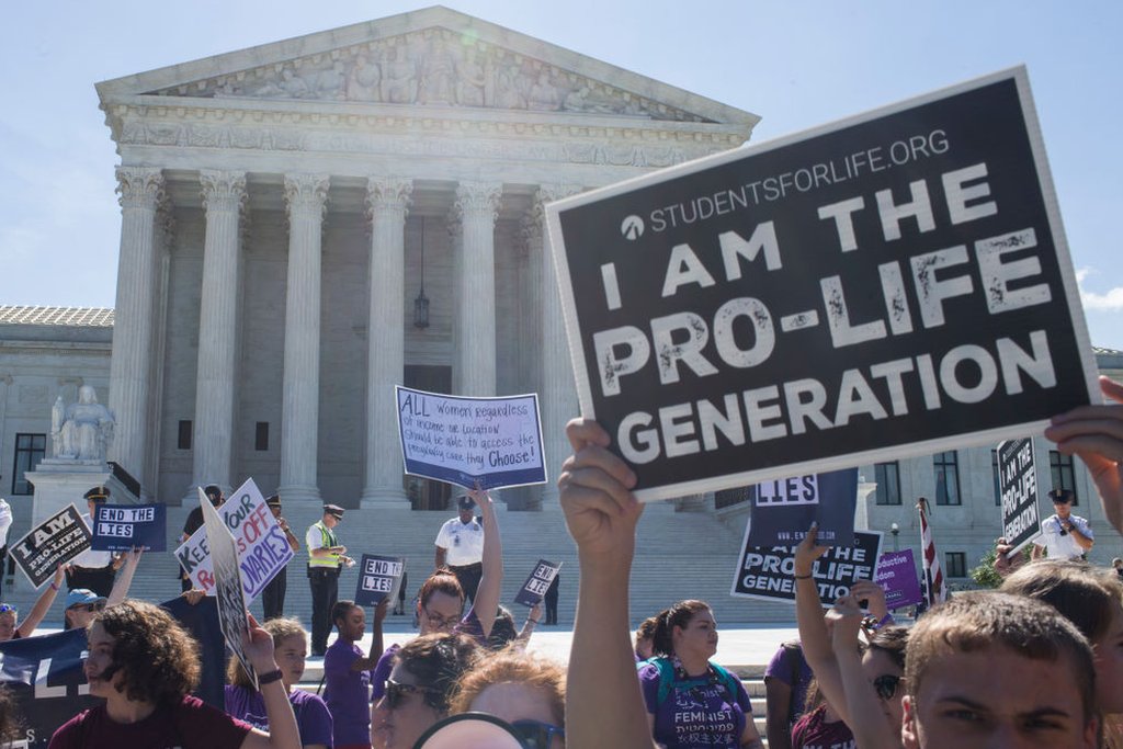 Protestan a favor de prohibir el aborto frente a la Corte Suprema de EE.UU.