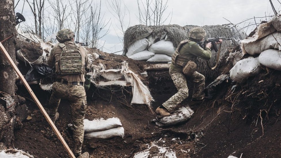 جنود أوكرانيون في الجبهة.