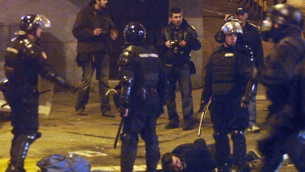Policija na mitingu povodom proglašenja nezavisnosti Kosova 2008. kada je spaljeno nekoliko ambasada