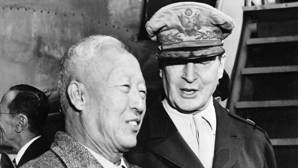 El presidente surcoreano Syngman Rhee y el general estadounidense Douglas MacArthur. El presidente surcoreano Syngman Rhee y el general estadounidense Douglas MacArthur.