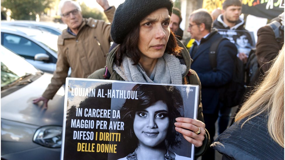 Una manifestante en Roma, Italia, sostiene un cartel exigiendo la liberación de una activista encarcelada