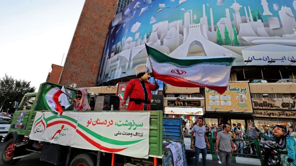 İran sokaklarında seçimlere katılımı artırmak için çalışmalar yürütülüyor.