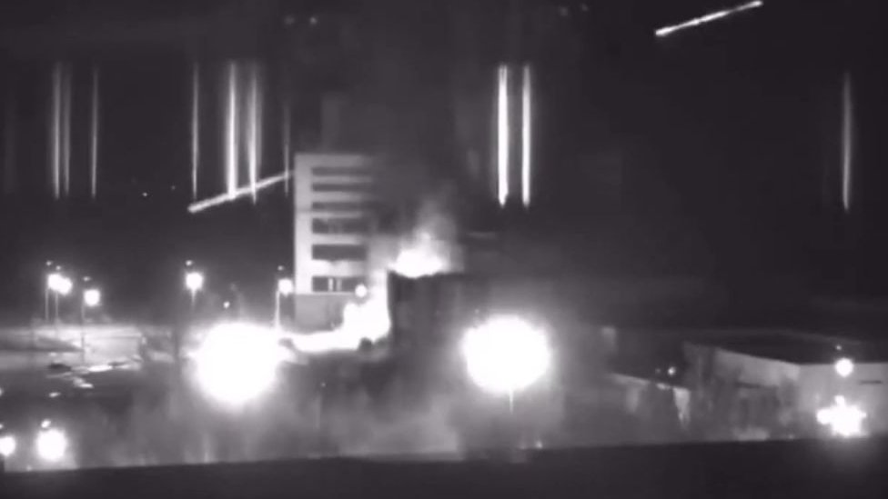 На кадрах видеонаблюдения с марша видно, что по мере продвижения российских войск на атомной электростанции начинаются пожары.