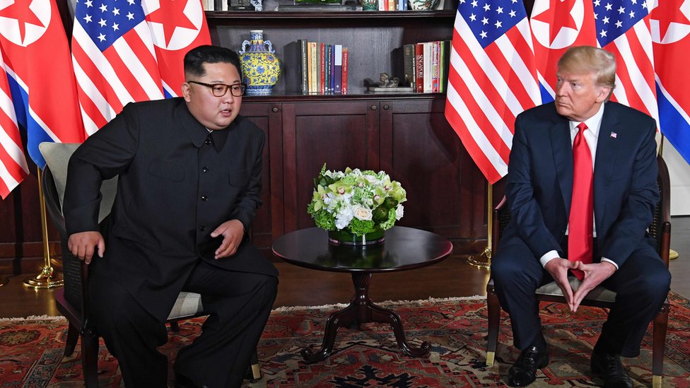 Donald Trump y Kim Jong-un minutos antes de su reunión en Singapur.