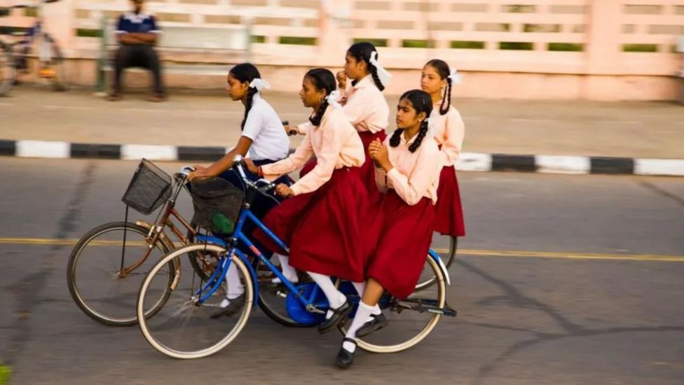 Tamil Nadu je bila jedna od prvih saveznih država Indije koja je dodelila bicikle devojčicama koje idu u školu