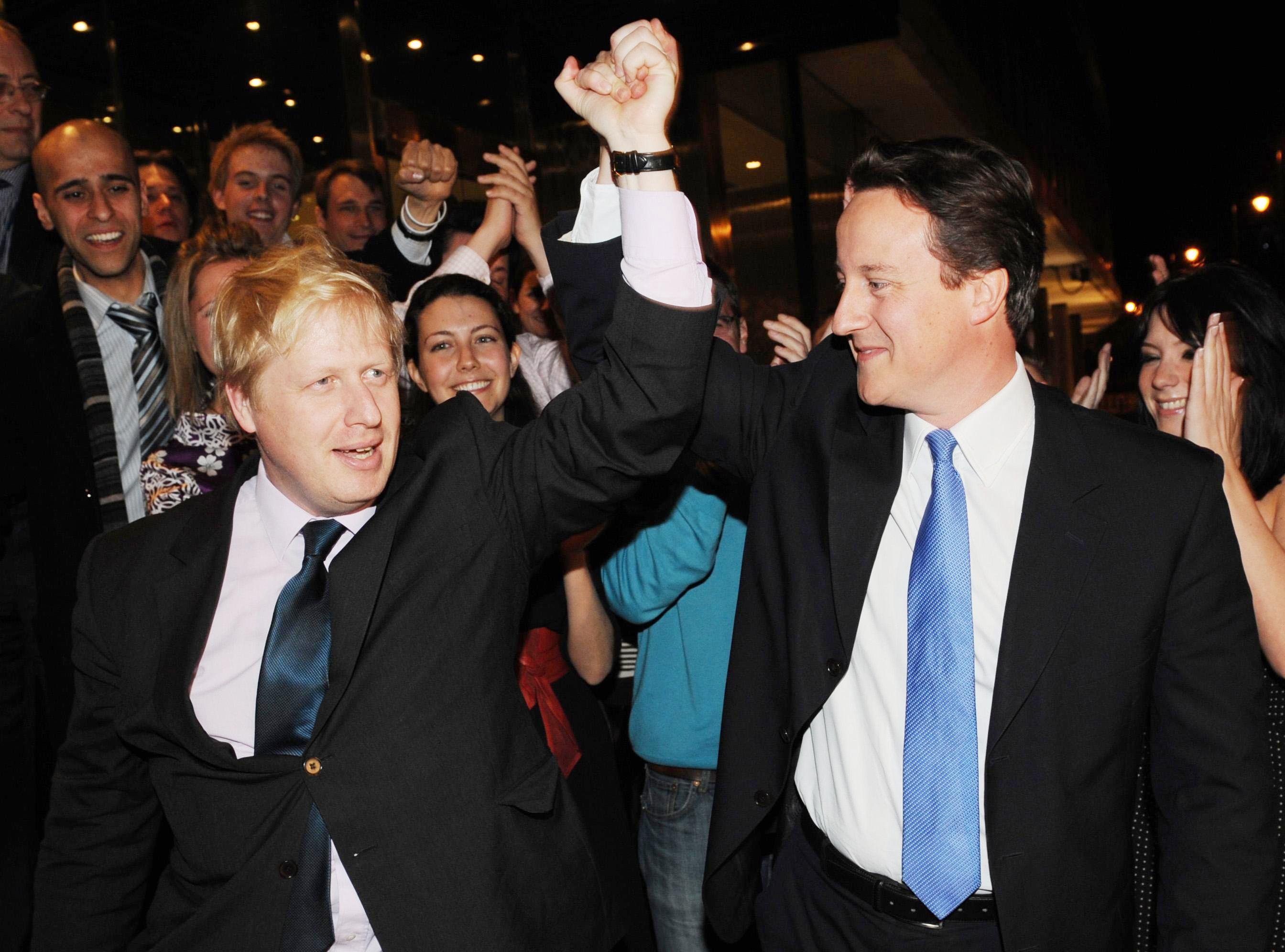 ل رئيس حزب المحافظين آنذاك دايفيد كاميرون يهنئ بوريس جونسون على الفوز بمنصب عمدة لندن