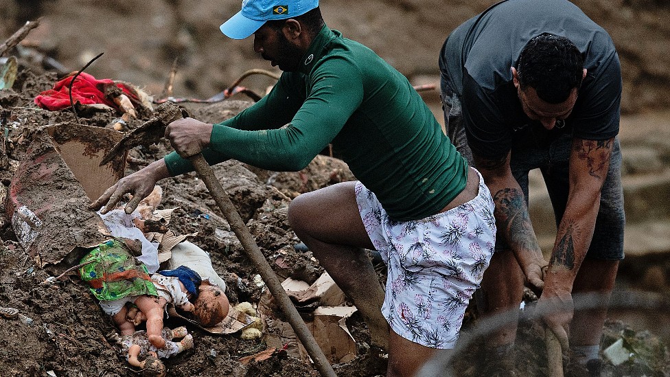Hombres buscan sobrevivientes tras deslaves en el noreste de Brasil