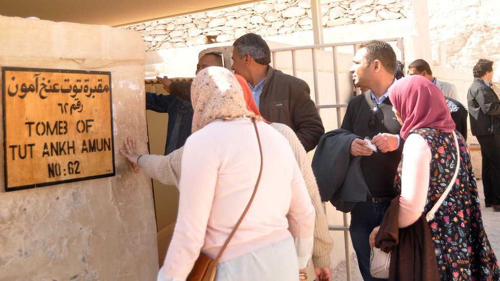 Люди собираются у недавно отреставрированной гробницы царя Тутанхамона в Долине царей, Египет (31 января 2019 г.)