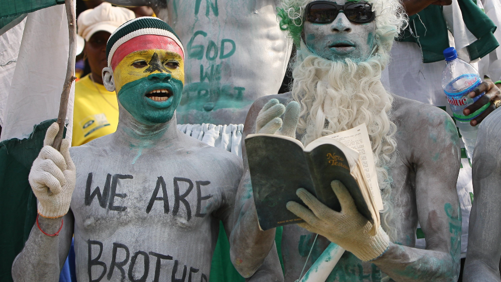 Un aficionado al fútbol de Ghana y Nigeria en el partido de cuartos de final de la Copa Africana de Naciones entre Ghana y Nigeria en Accra, Ghana - febrero de 2008