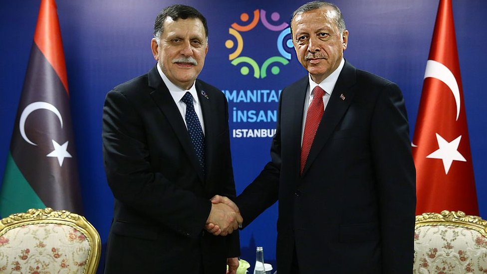 أردوغان (يمين) وفايز السراج (يسار)