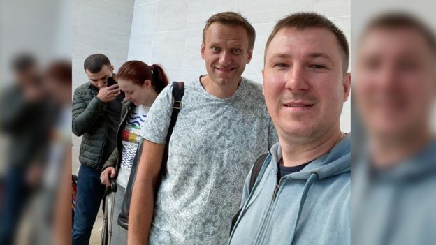 Ilya Ageev with Alexei Navalny before the flight