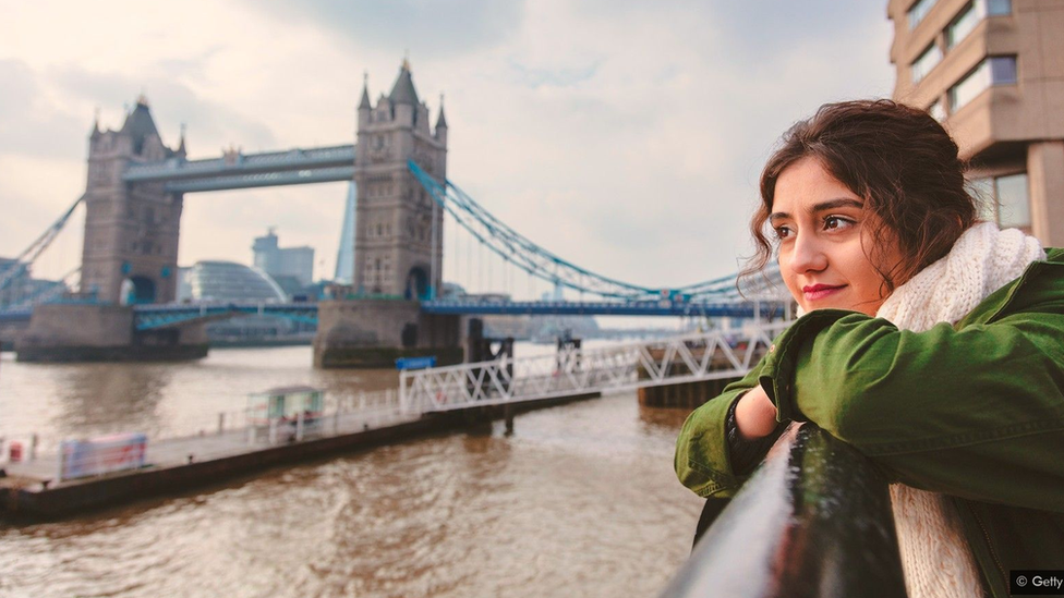 امرأة تتأمل نهر التايمز في لندن