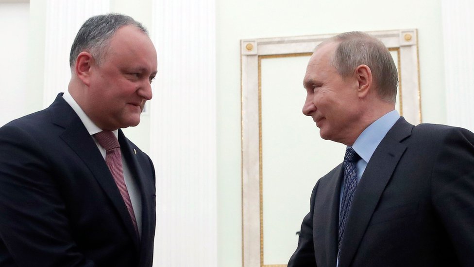 Igor Dodon i Putin se rukuju