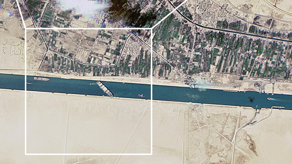 Imagen satelital del Ever Given en el Canal de Suez