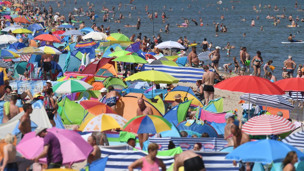 Немецкие посетители пляжа во время сильной жары в 2019 году