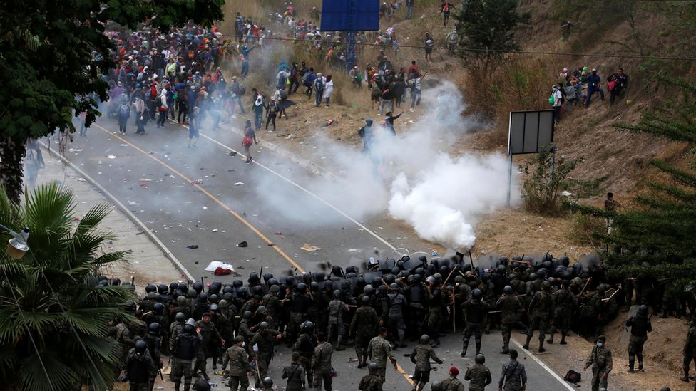 Grases lacrimógenos y enfrentamientos entre los migrantes y las fuerzas de seguridad de Guatemala.