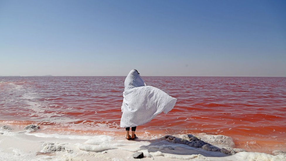 يخشى الخبراء من أن الجفاف المطول قد يتهدد تعافي بحيرة أورميا.