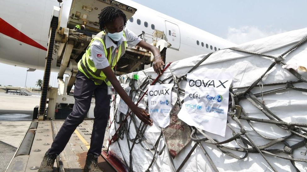 Llegada de un cargamento de vacunas del mecanismo Covax a Costa de Marfil.