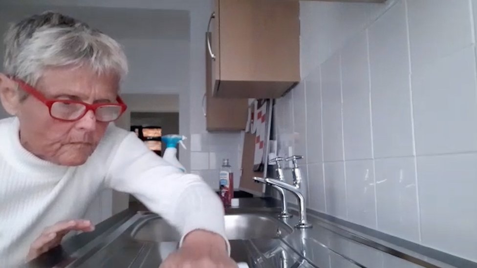 Лесли Тернер убирает свою кухню