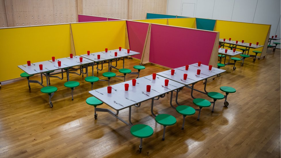 18 мая 2020 года. Дети основных работников обедают на отдельных позициях в начальной школе Кемпси в Вустере. Учащиеся яслей и начальной школы могут вернуться в классы с 1 июня после объявления о планах поэтапного открытия школ.