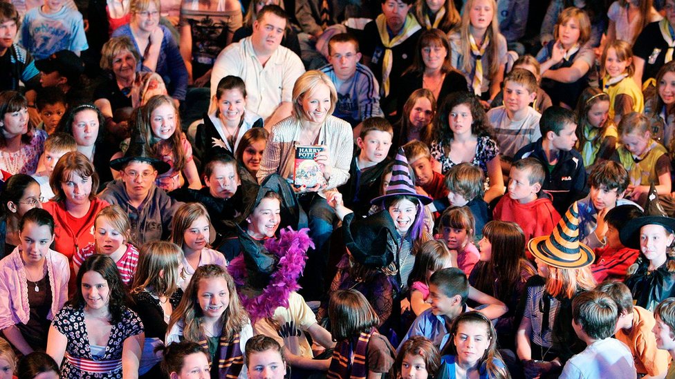 Joanne Kathleen Rowling junto a varios de sus seguidores. Joanne Kathleen Rowling