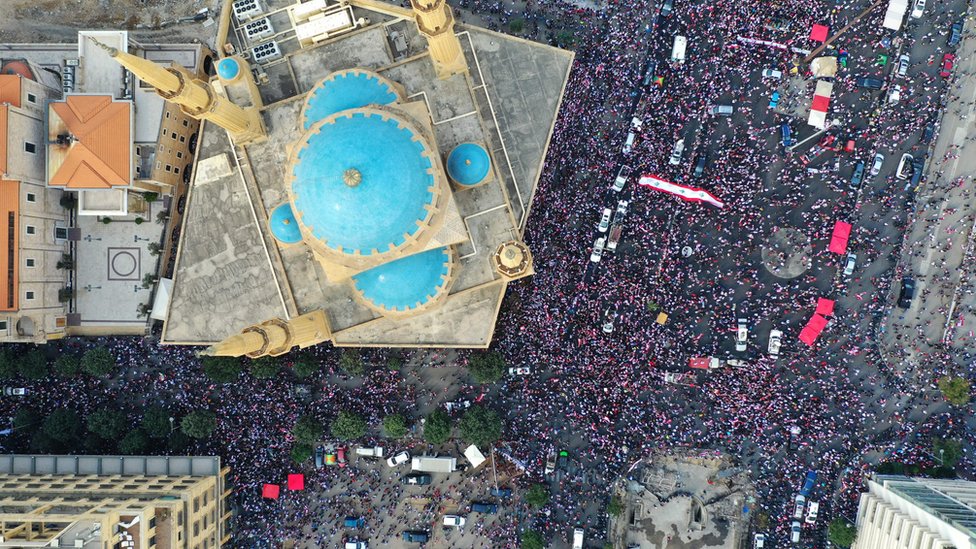 Protestocular Başkent Beyrut sokaklarını doldurdu