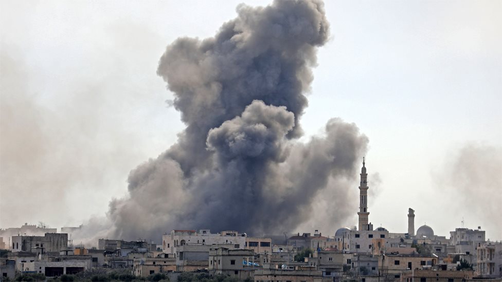 Дым поднимается над сирийской деревней ан-Найраб в провинции Идлиб 3 февраля 2020 года