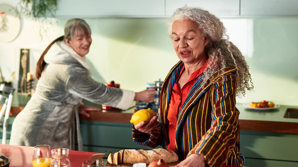 Dos mujeres mayores en la cocina