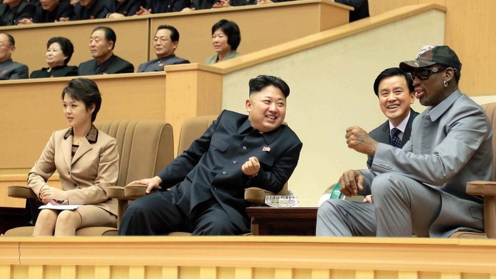 Kim Jong-un y su esposa fotografiados con el jugador de baloncesto Dennis Rodman en Pyongyang,en 2014. Kim Jong-un y su esposa fotografiados con el jugador de básquet Dennis Rodman, en Pyongyang, en 2014.