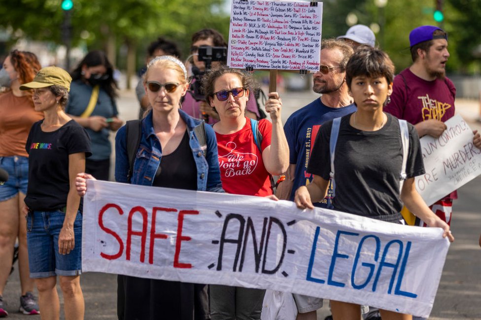 Manifestantes marchan frente a la Corte Suprema de Estados Unidos para pedir protección al derecho al aborto el 28 de mayo de 2022 en Washington DC.