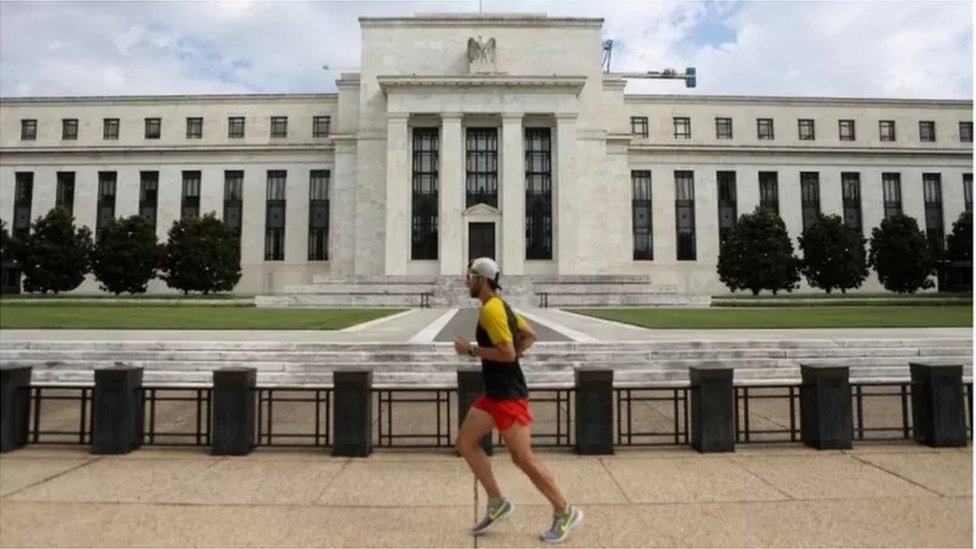 一名慢跑者跑過美國華盛頓特區的美聯儲大樓，美聯儲為了應對通脹，實施了28年來最大幅度的加息。