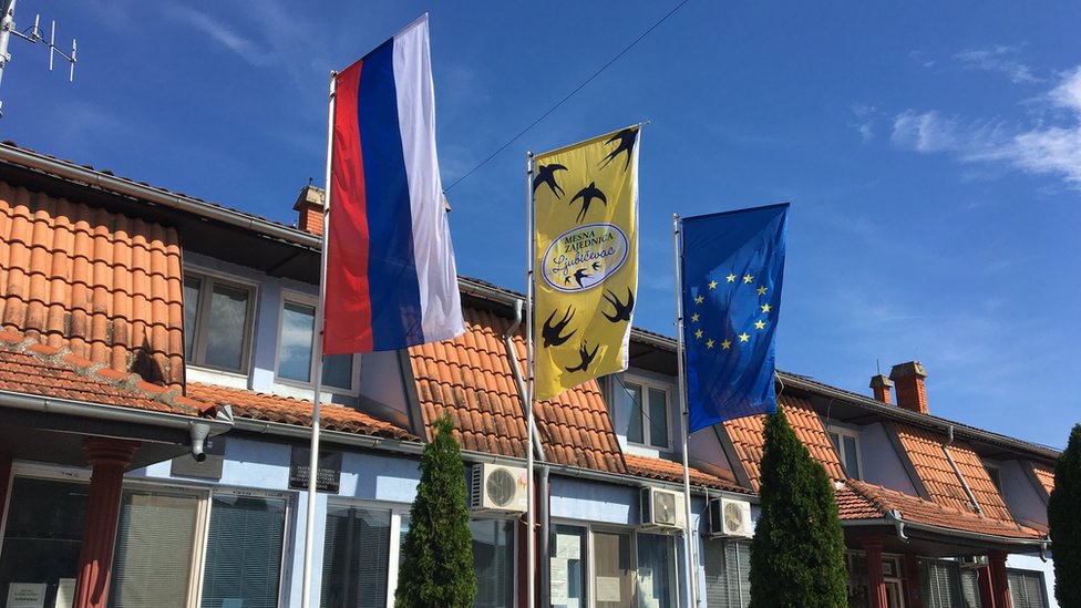 Zastave ispred mesne zajednice u Ljubičevcu