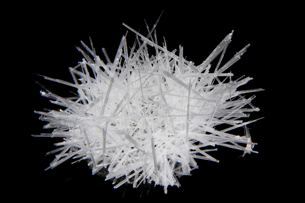 Imagen de un cristal de urea (CO(NH2))