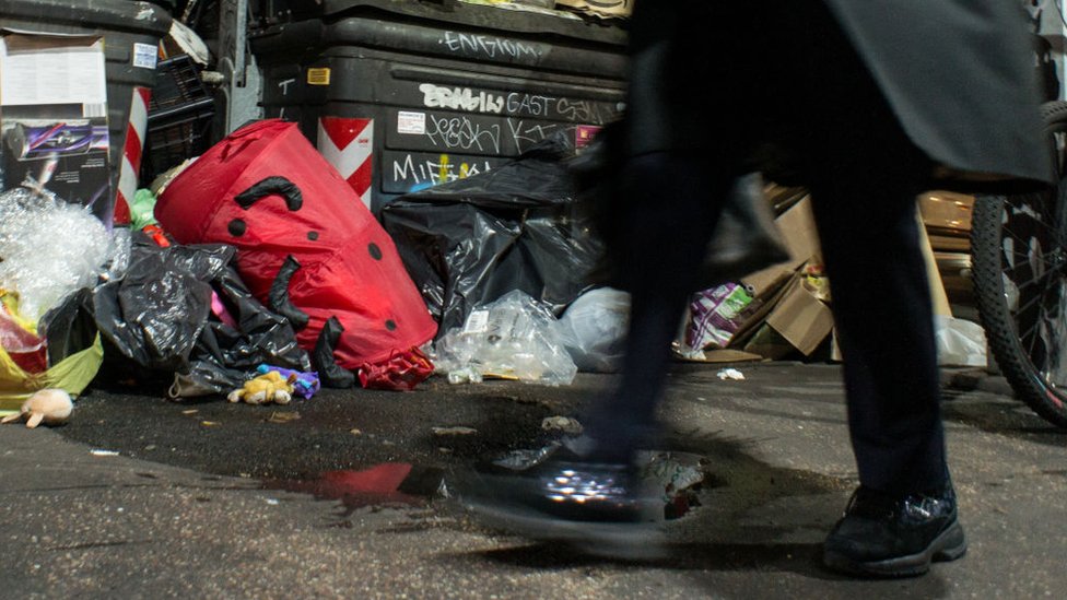 Roma'nın kirlilik meselesine tartışmalı tahlil: İşten kaytarmayan çöpçülere ikramiye