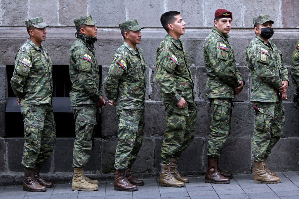 Una fila de militares en Quito, Ecuador.