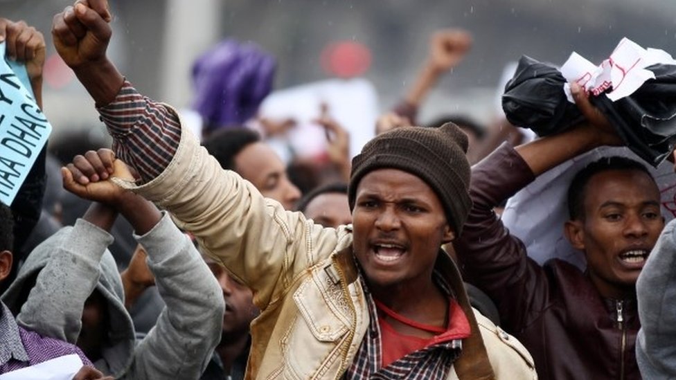 Протестующие выкрикивают лозунги во время демонстрации, посвященной несправедливому распределению богатства в стране на площади Мескель в столице Эфиопии Аддис-Абебе, 6 августа 2016 г.