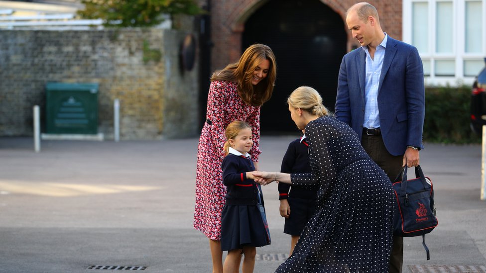 Принцесса Шарлотта пожимает руку руководителю младшей школы