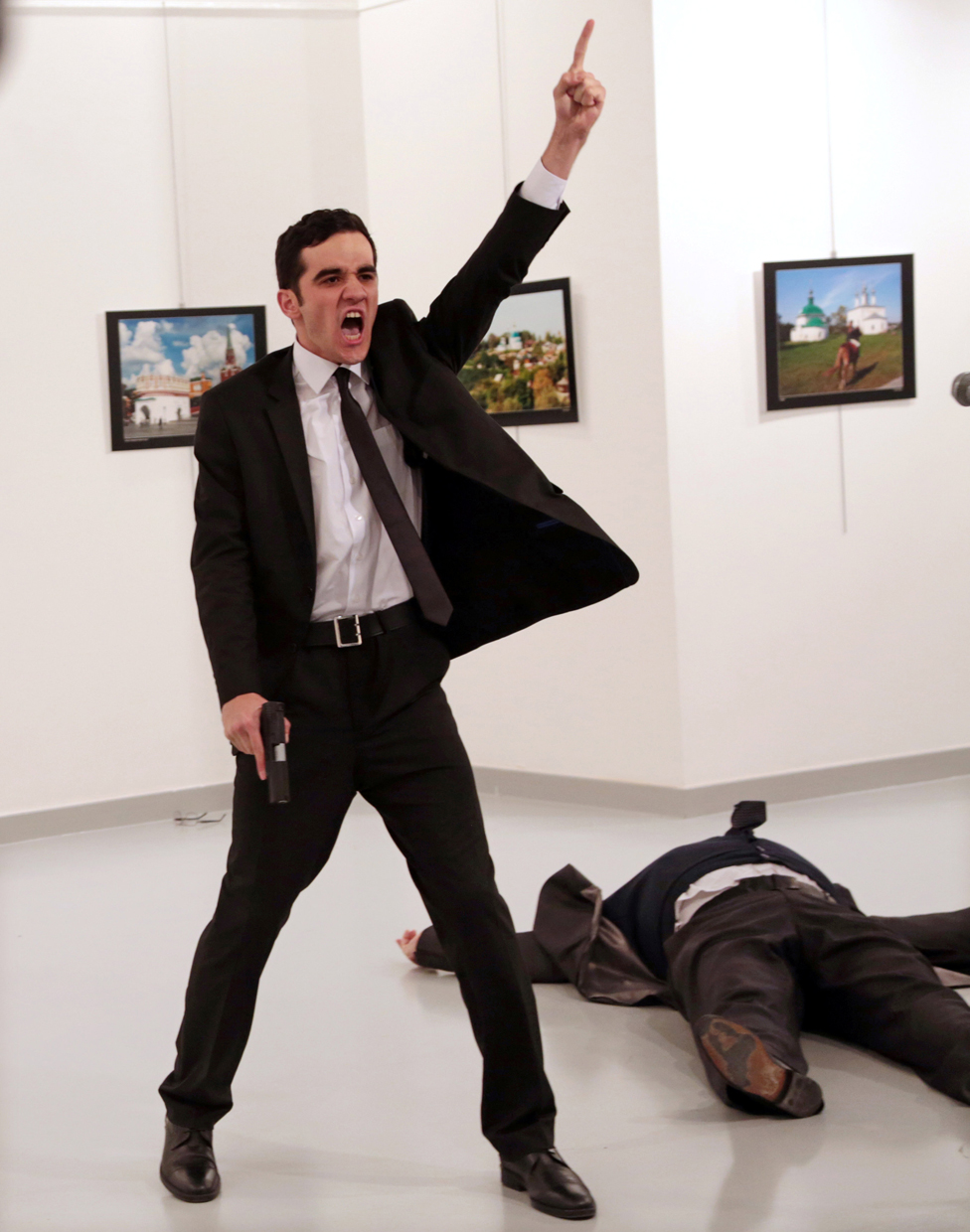 Мевлют Мерт Алтинтас кричит после того, как застрелил Андрея Карлова, посла России в Турции, в художественной галерее в Анкаре, Турция, 19 декабря 2016 года.