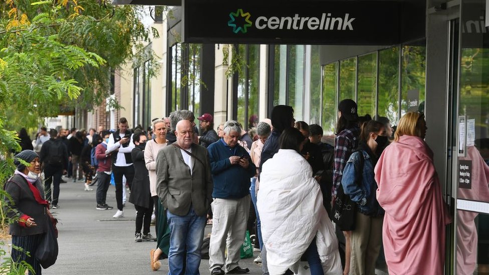 Люди выстраиваются в очередь за пособиями по безработице в офисе социального обеспечения в Сиднее