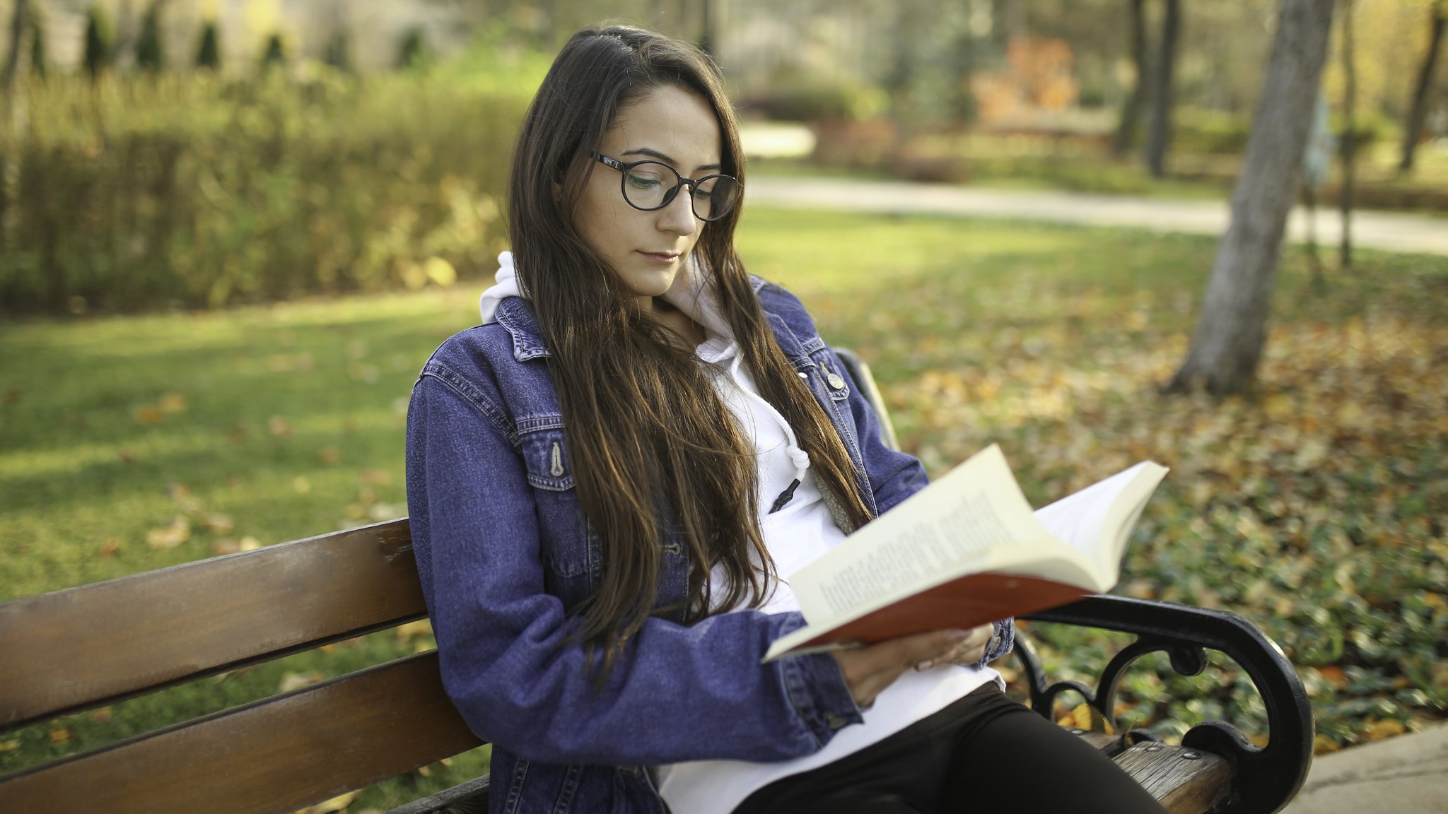Женщина читает в парке