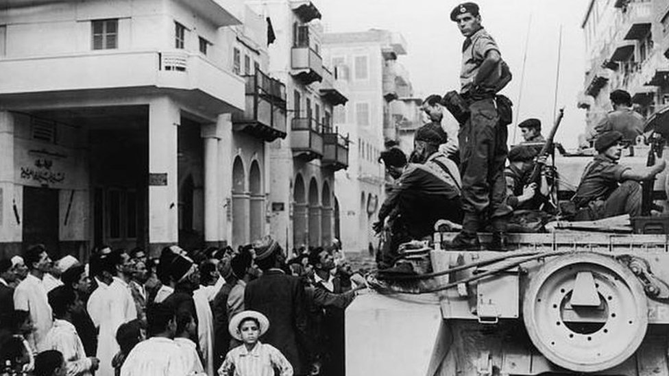 تجمهر مصري حول دبابة بريطانية في بورسعيد خلال أزمة السويس عام 1956
