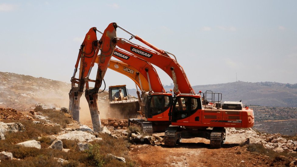 Диггеры закладывают фундамент нового еврейского поселения Амихай на оккупированном Западном берегу (20 июня 2017 г.)
