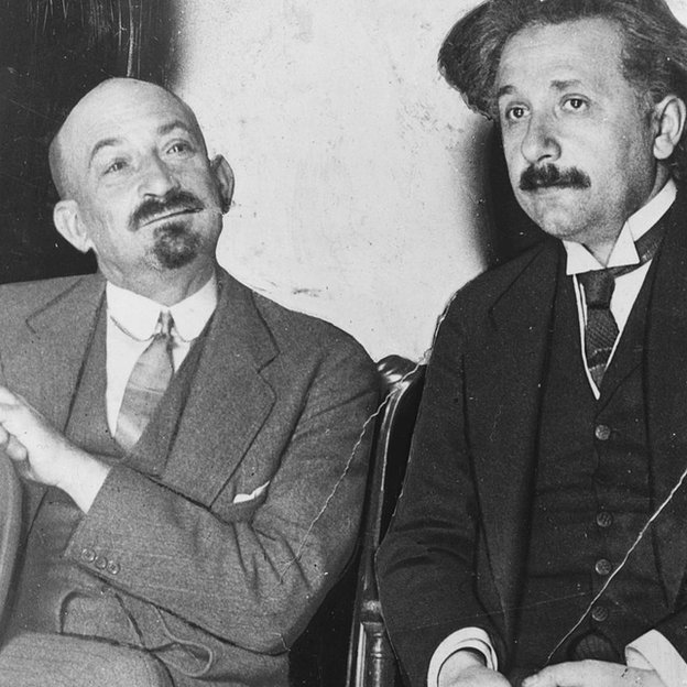 Chaim Weizmann, el químico, con Albert Einstein, el físico. Cuando Weizmann murió en 1952, le ofrecieron a Einstein el cargo de presidente de Israel. Contestó que estaba "profundamente conmovido" por la oferta, pero que no contaba ni con la experiencia ni con los conocimientos necesarios. Chaim Weizmann, el químico, con Albert Einstein, el físico.