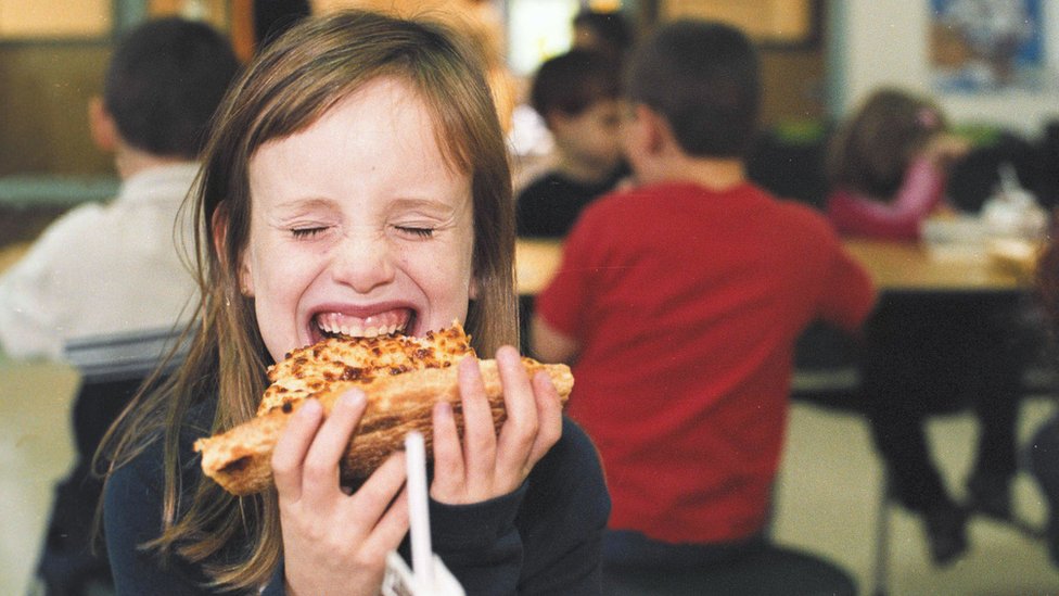 Devojčica jede picu
