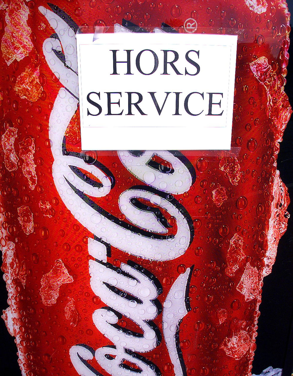 Máquina expendedora de Coca-Cola con cartel que dice "fuera de servicio" en Bélgica, en 1999.